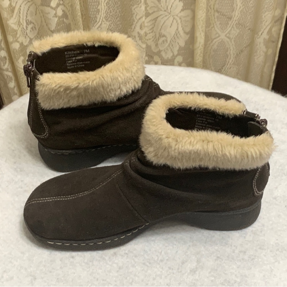 BARE TRAPS SOFT SUEDE ANKLE BOOTS - SZ 7M